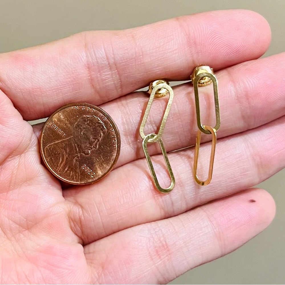 18kt ( 750 stamps) real gold earrings.